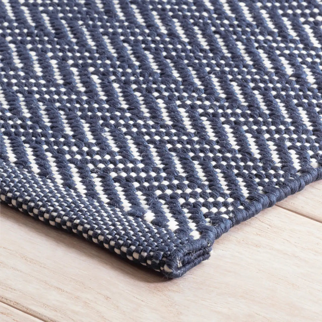 Dash & Albert - Herringbone Navy/Ivory Handwoven Indoor/Outdoor Rug