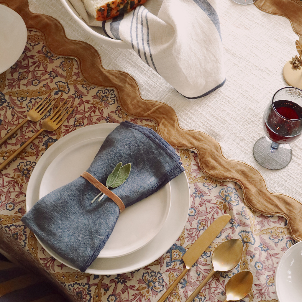 Luna Vine Tablecloth (104" x 60")