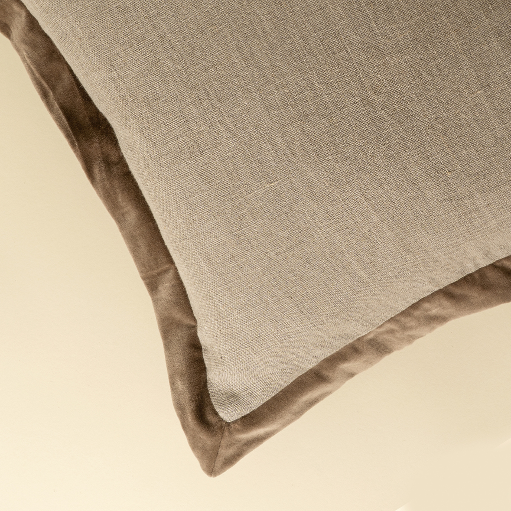 Velvet Edge Linen Pillow - Chocolate (20" x 20")
