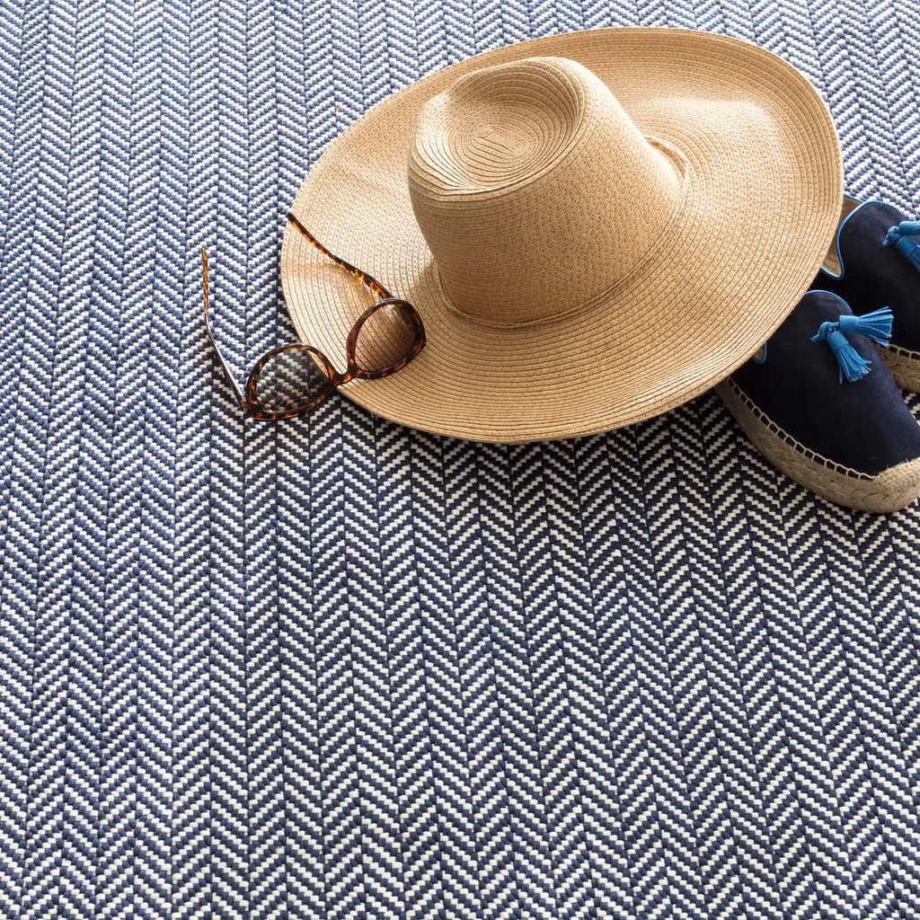 Dash & Albert - Herringbone Navy/Ivory Handwoven Indoor/Outdoor Rug