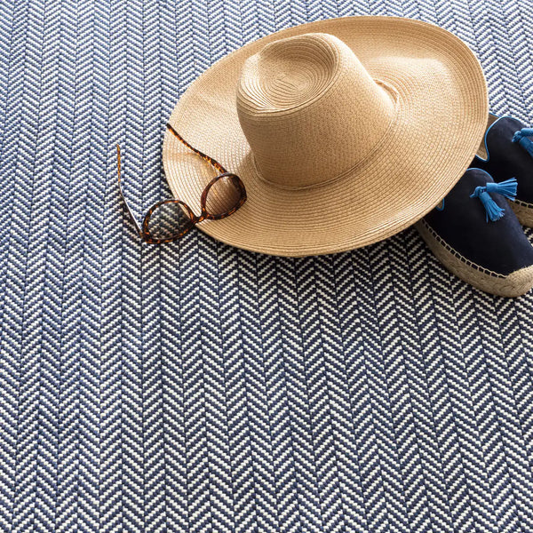 Dash & Albert - Herringbone Navy/Ivory Handwoven Indoor/Outdoor Rug